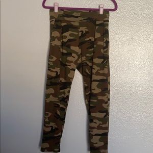 Camo patterned knit crop joggers by Piphany NWT!